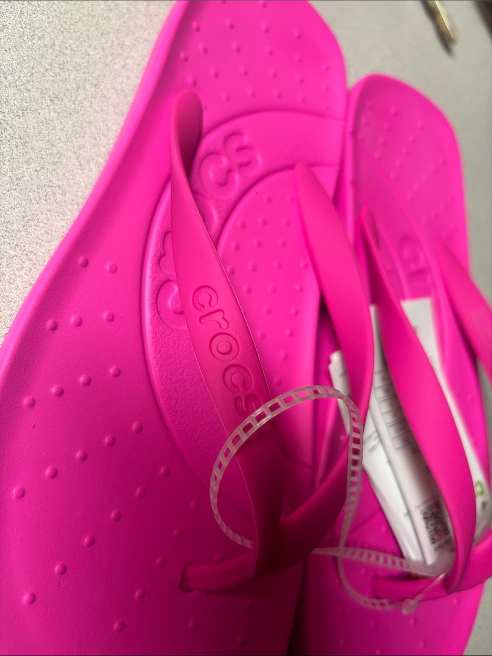 BNWT Women’s CROCS Hot Pink Classic Flip Sandals SIZE 7 - Picture 2 of 5